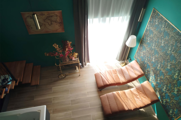 Chaises longues en cuir, décoration murale florale, et lumière naturelle dans un espace détente privatif