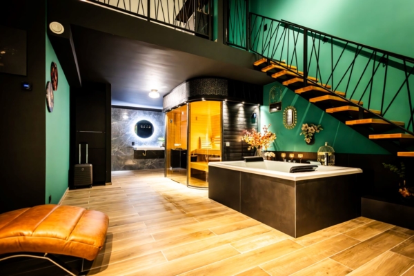 Espace moderne avec bain à remous, sauna en bois, et décoration contemporaine dans un cadre privatif