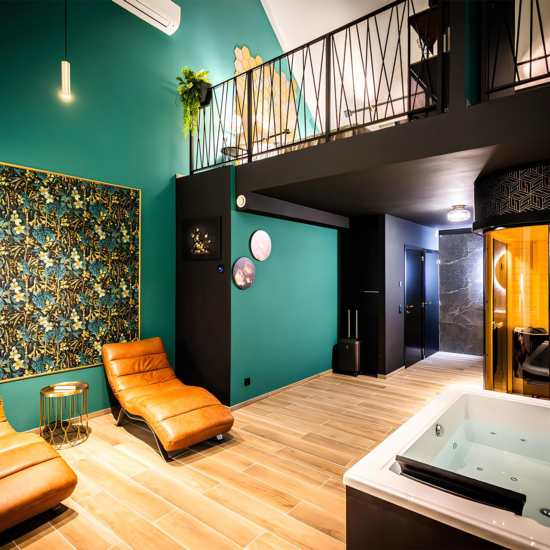 Un espace moderne et raffiné avec bain à remous, chaises longues en cuir et une décoration murale florale